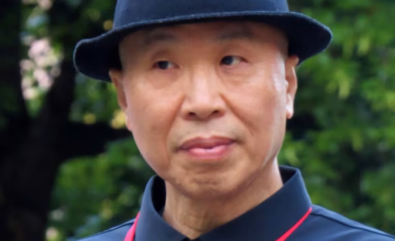 China condena a tres años de prisión al artista Gao Zhen por sus esculturas satíricas sobre Mao