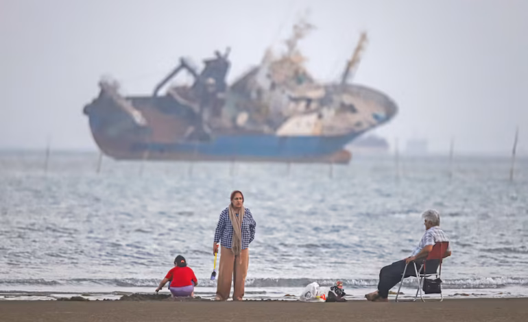 Irán afirma que un superpetrolero sufrió daños tras chocar con minas en el estrecho de Ormuz