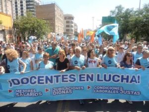 Docentes argentinos inician paro nacional y Gobierno recorrerá escuelas para garantizar servicio