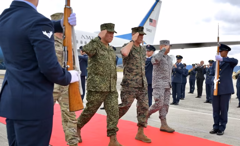  Jefe del Comando Sur visita Colombia, nuevo aliado antinarco de Estados Unidos