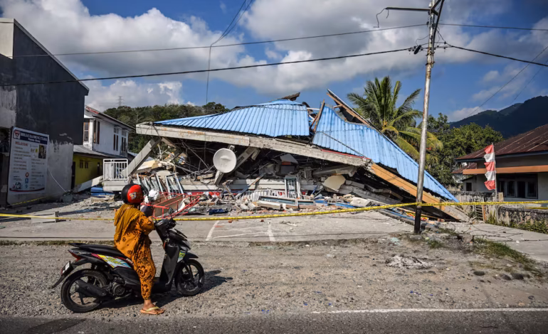 Terremoto en Indonesia de magnitud 7,7 deja al menos 53 muertos y 135 heridos