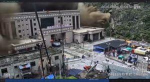 El aterrador momento en el que la masiva inundación arrasa el cruce fronterizo entre el Tíbet y Nepal | VIDEO