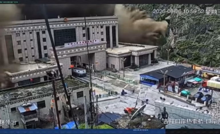 El aterrador momento en el que la masiva inundación arrasa el cruce fronterizo entre el Tíbet y Nepal | VIDEO