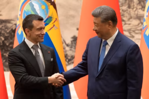 Xi Jinping defiende “independencia” de Latinoamérica al recibir a Noboa en China