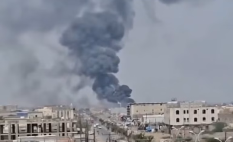 Los rebeldes hutíes reivindican ataques contra una refinería saudita y un puerto yemenita
