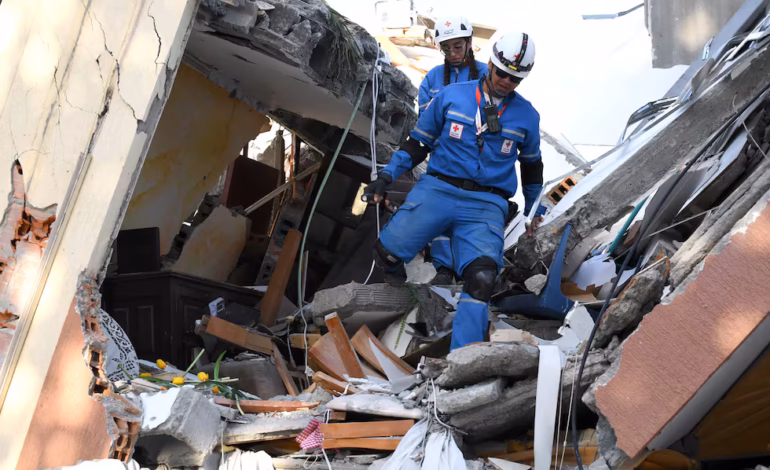 Colombia busca sobrevivientes del potente terremoto que deja al menos 181 muertos y más de 1.300 heridos