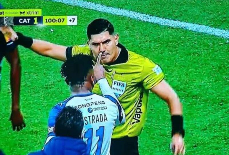 Bryan Loayza deja dudas de su autoridad tras polémico empujón que recibió de Michael Estrada