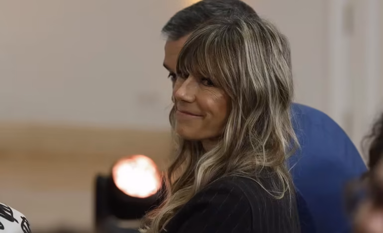 Envían a juicio a la esposa de Pedro Sánchez acusada de tráfico de influencias y malversación