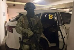 Militares encuentran un vehículo con $250.000 y 100 municiones