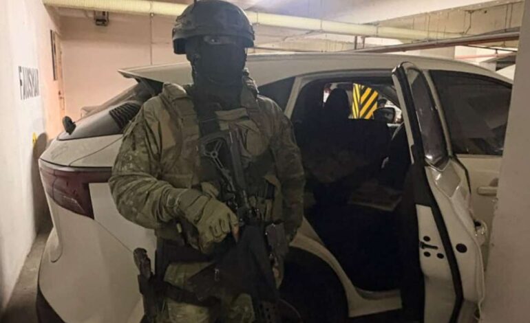 Militares encuentran un vehículo con $250.000 y 100 municiones