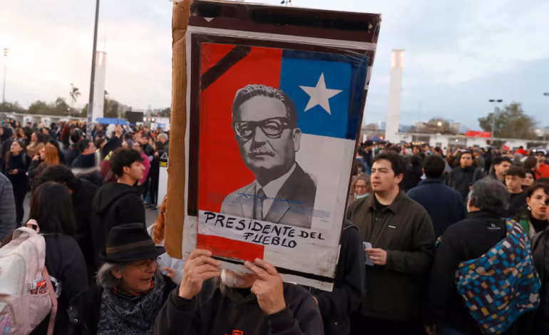 Miles de chilenos acudieron al Estadio Nacional en el 53 aniversario del golpe militar en Chile