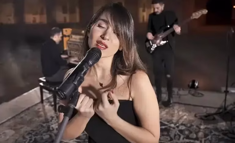 Irán confirma la condena a 74 latigazos de una cantante Parastoo Ahmadi por un concierto virtual sin velo
