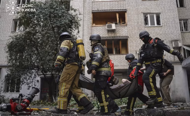 Tres muertos al impactar un dron ruso junto a un edificio de oficinas en Kiev