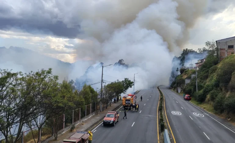 La vía Oriental permanece cerrada luego del incendio de este fin de semana