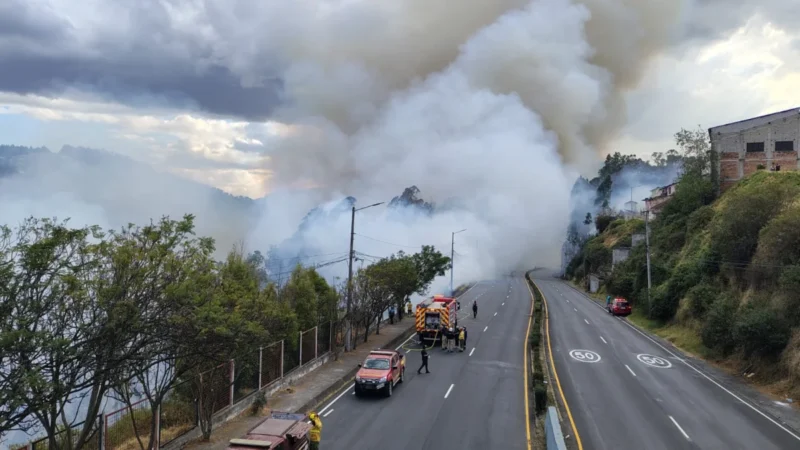 La vía Oriental permanece cerrada luego del incendio de este fin de semana