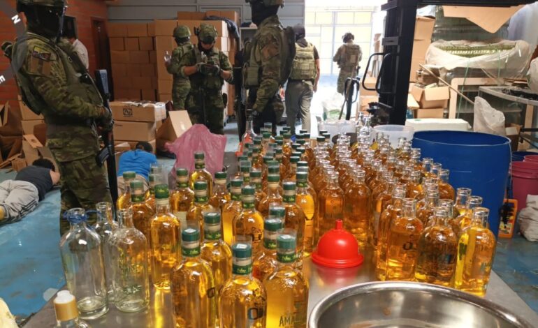 Licor adulterado en Quito: cinco inmuebles, 14.000 botellas y cuatro detenidos