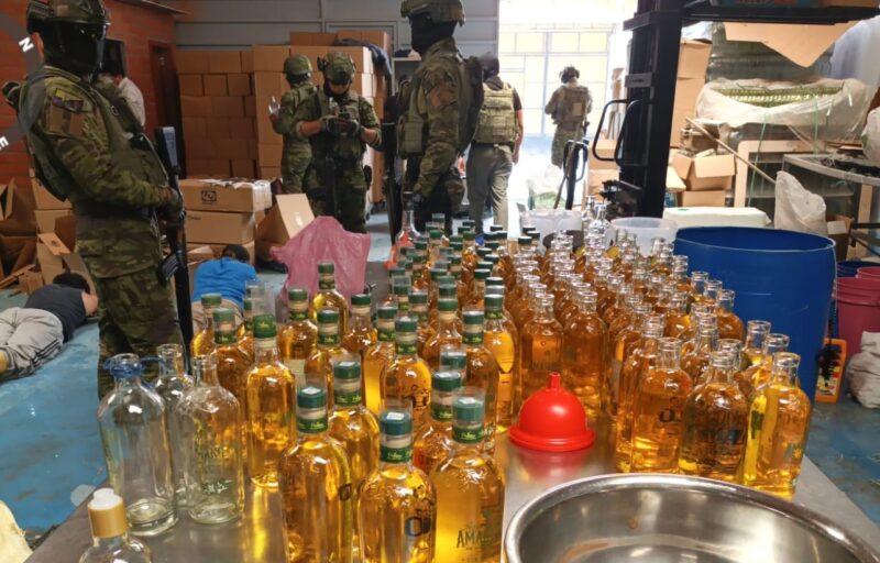 Licor adulterado en Quito: cinco inmuebles, 14.000 botellas y cuatro detenidos
