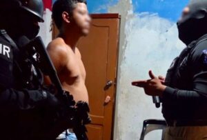 Policías en servicio activo son detenidos en operativo realizado en Guayaquil
