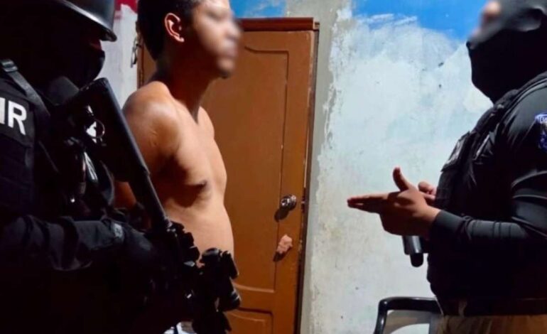 Policías en servicio activo son detenidos en operativo realizado en Guayaquil