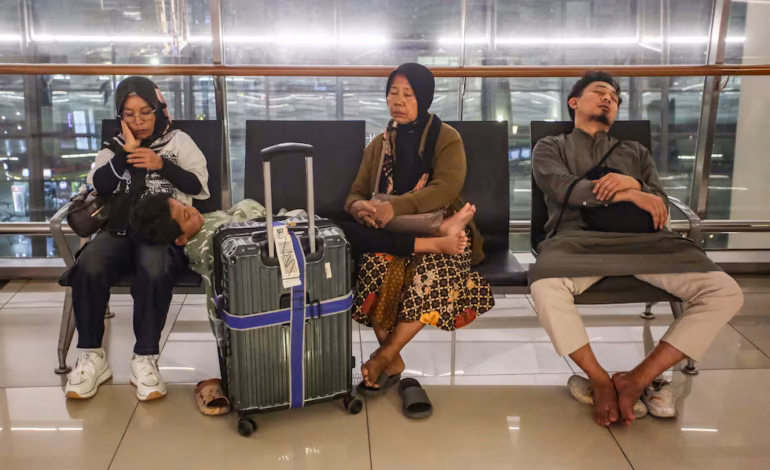 Indonesia cierra ocho aeropuertos por erupción volcánica, 150.000 pasajeros varados