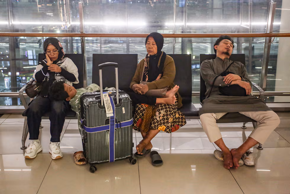 Indonesia cierra ocho aeropuertos por erupción volcánica, 150.000 pasajeros varados