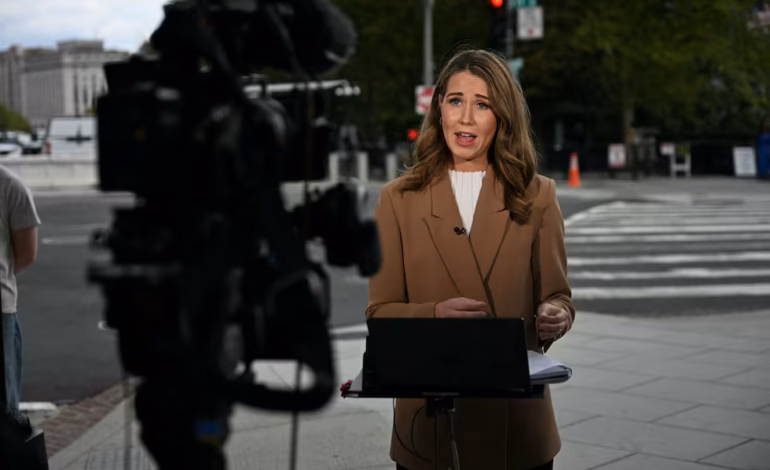 Grandes cadenas de televisión de EE.UU. suspenden la cobertura conjunta de Trump tras su veto a CNN y otros medios