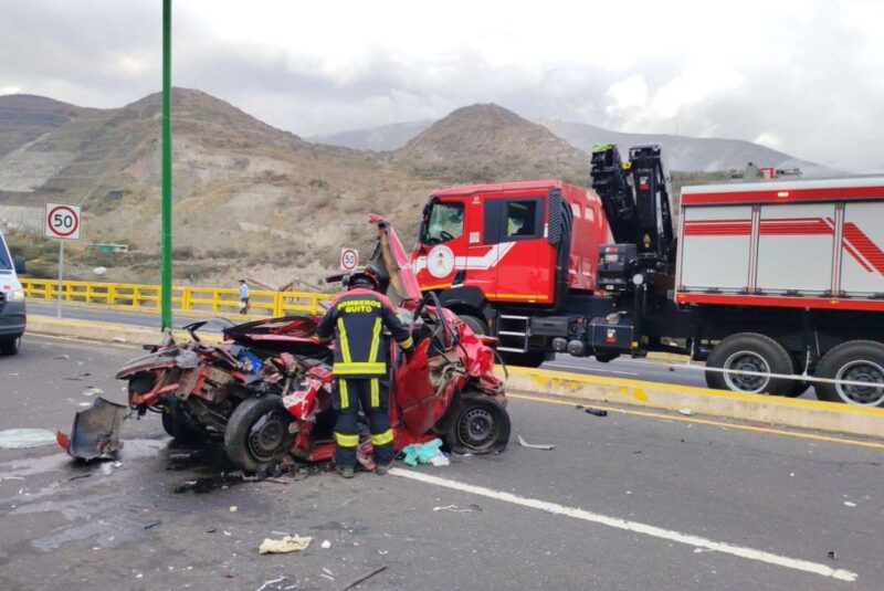 Brutal accidente de tránsito en la Panamericana Norte, puente de Guayllabamba