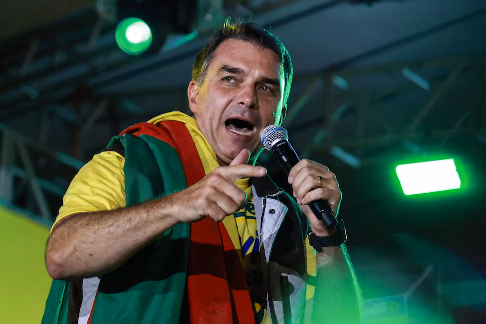 Flávio Bolsonaro acusa a Lula de mentir sobre anuncio de transporte gratuito en Brasil