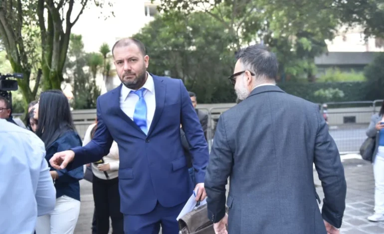 Caso vacunas: Juan Esteban Guarderas presentó una denuncia contra alcalde de Quito, Pabel Muñoz