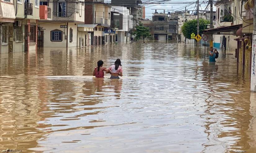 Las fuertes lluvias dejan cinco ríos y un estero desbordados en tres provincias de Ecuador