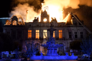 Francia: manifestantes incendian el Ayuntamiento de Limoges y destruyen el edificio histórico