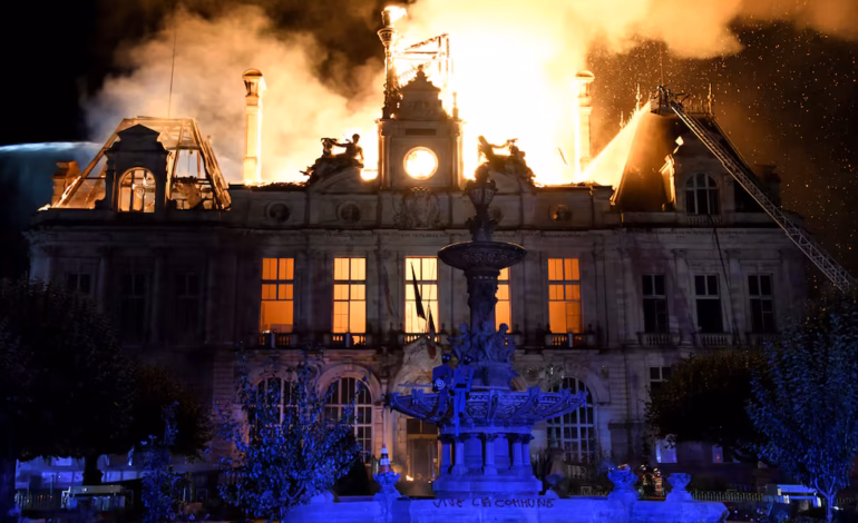 Francia: manifestantes incendian el Ayuntamiento de Limoges y destruyen el edificio histórico