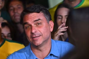 Flávio Bolsonaro dice que su victoria en primera vuelta muestra que Brasil quiere un cambio