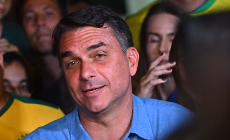 Flávio Bolsonaro dice que su victoria en primera vuelta muestra que Brasil quiere un cambio