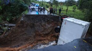 La tierra se «traga» un camión en San Miguel de los Bancos