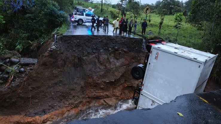 La tierra se «traga» un camión en San Miguel de los Bancos