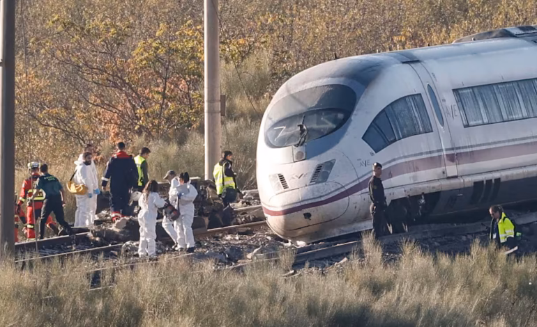 ¿Por qué chocaron dos trenes de alta velocidad en España?: Una avería, una orden errónea y un accidente mortal