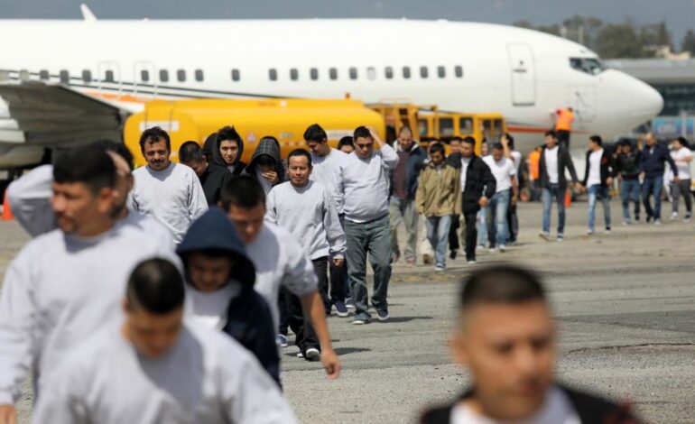 Trump ha deportado a casi un millón de personas en su segundo mandato, según un informe