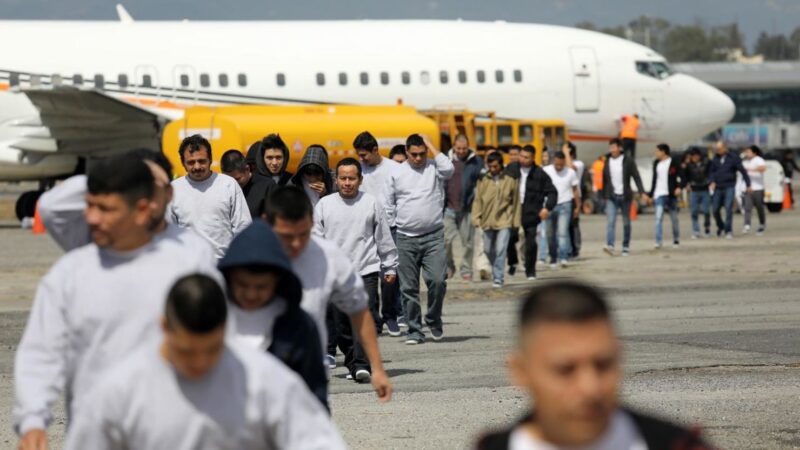 Trump ha deportado a casi un millón de personas en su segundo mandato, según un informe