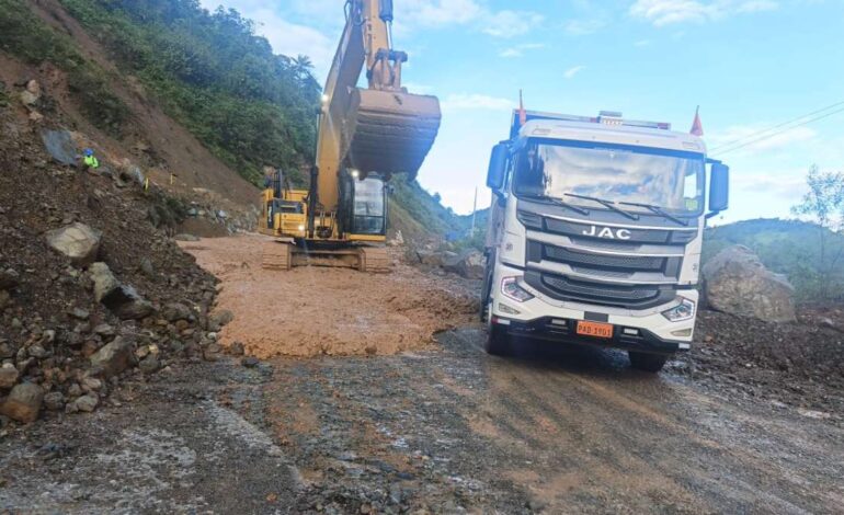 Un derrumbe en el kilómetro 90 obligó a cerrar la vía Cuenca-Molleturo-Naranjal