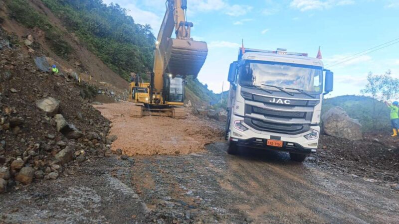 Un derrumbe en el kilómetro 90 obligó a cerrar la vía Cuenca-Molleturo-Naranjal