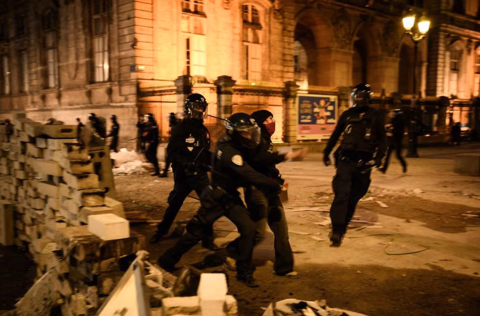Los detenidos en las protestas en Francia ascienden a 2.000 con 600 agentes heridos
