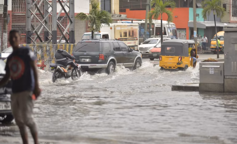 El agua cubre a Guayaquil, ciudad portuaria de Ecuador amaneció inundada