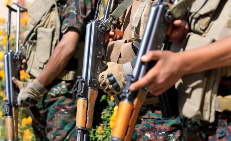 Yemen: Al menos 50 muertos en bombardeos hutíes en un campamento militar