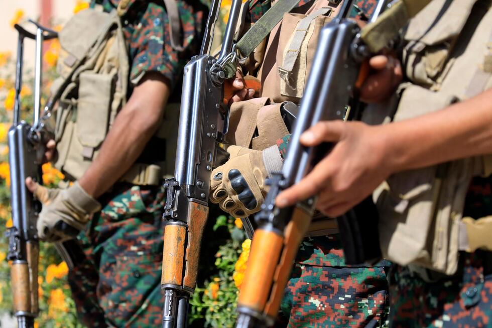 Yemen: Al menos 50 muertos en bombardeos hutíes en un campamento militar