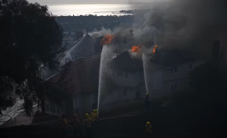 Varios incendios arrasan viviendas y mantienen a cientos en alerta en el sur de California