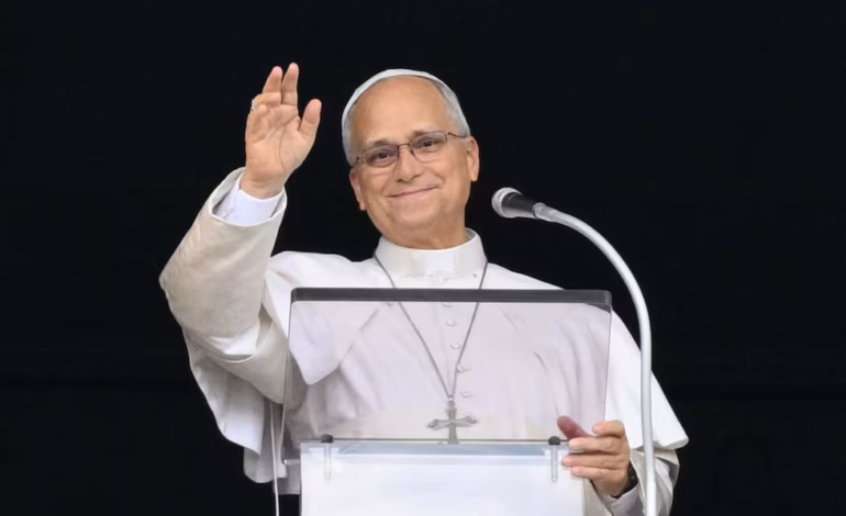 Papa León XIV reaparece en el Ángelus y dice que retomará gradualmente su actividad