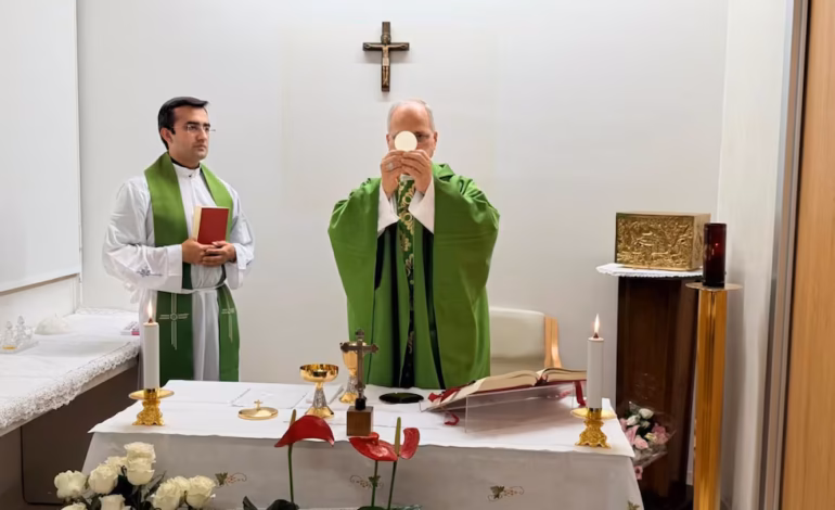 Primera foto del papa tras su operación: oficiando misa con su secretario peruano
