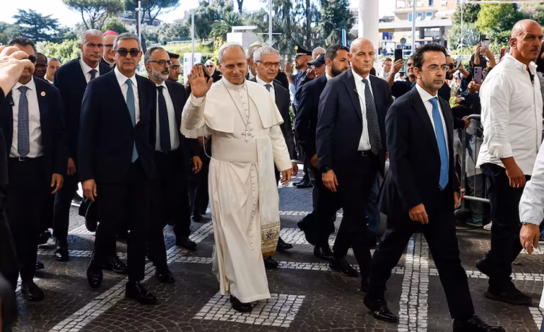 El papa León XIV entró caminando al hospital Gemelli acompañado de sus secretarios y médico personal